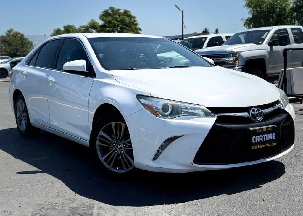 Toyota Camry Vehicle Full-screen Gallery Image 02