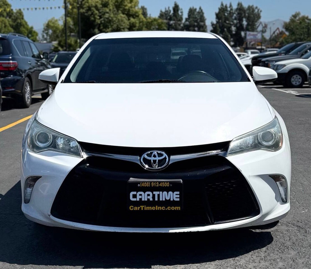 Toyota Camry Vehicle Full-screen Gallery Image 03