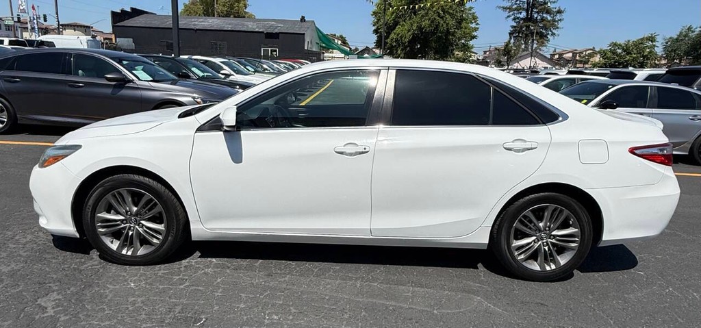 Toyota Camry Vehicle Full-screen Gallery Image 04