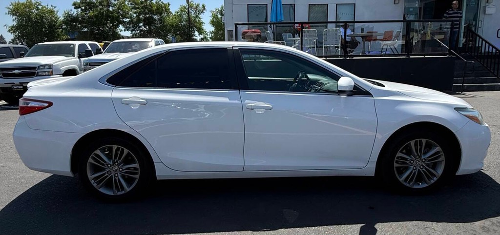 Toyota Camry Vehicle Full-screen Gallery Image 05