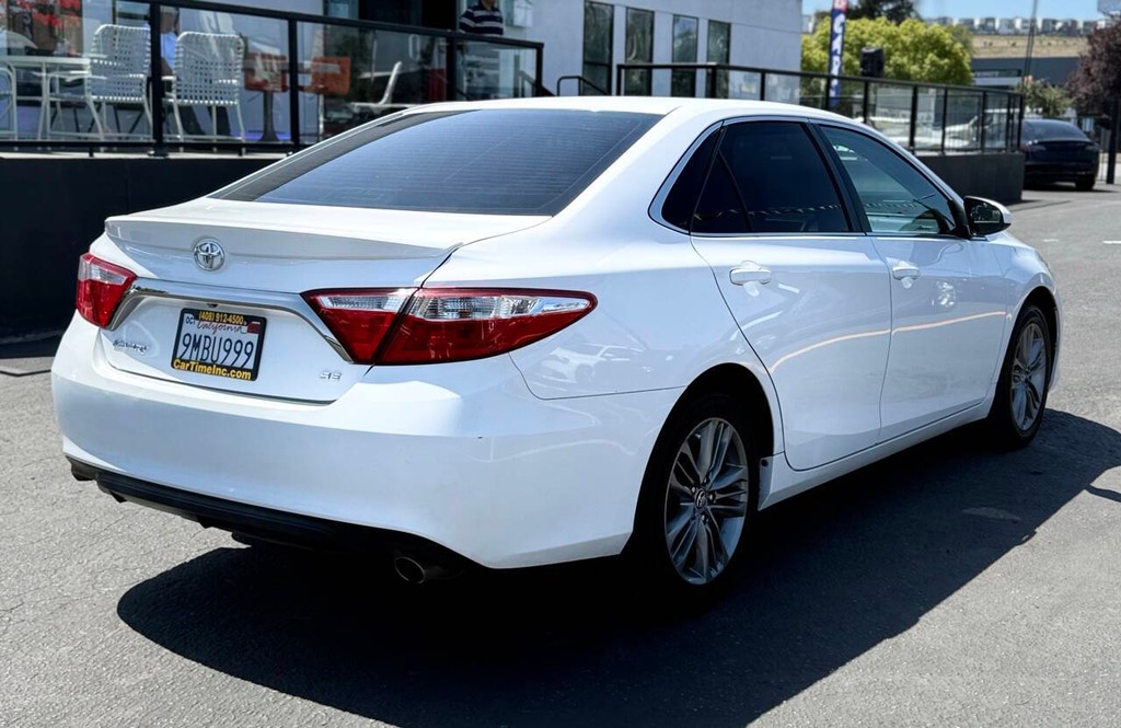 Toyota Camry Vehicle Full-screen Gallery Image 06