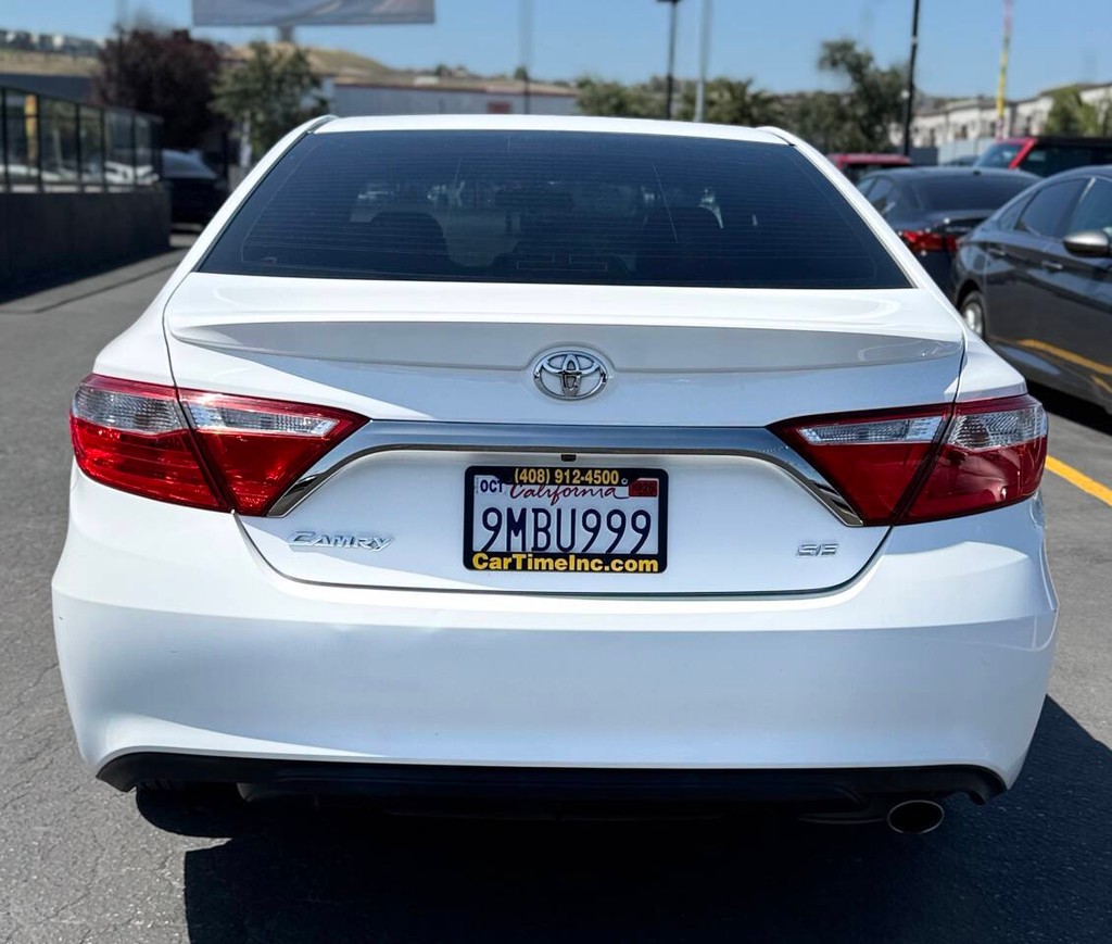 Toyota Camry Vehicle Full-screen Gallery Image 07