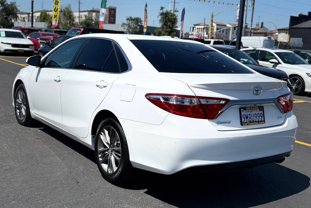Toyota Camry Vehicle Full-screen Gallery Image 08