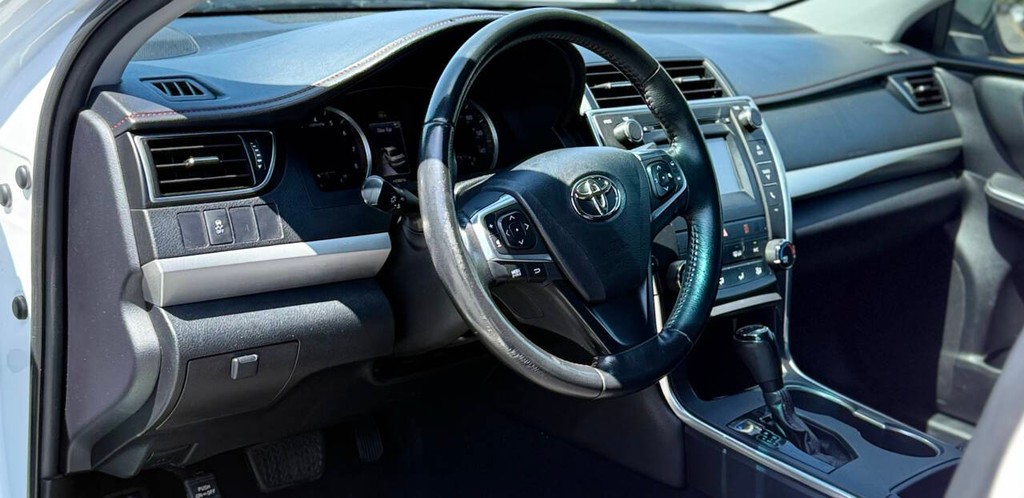 Toyota Camry Vehicle Full-screen Gallery Image 09