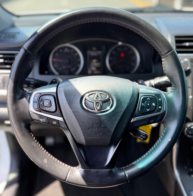 Toyota Camry Vehicle Full-screen Gallery Image 10