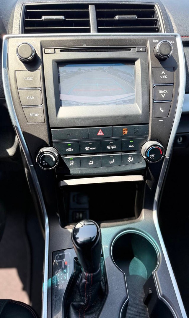 Toyota Camry Vehicle Full-screen Gallery Image 11