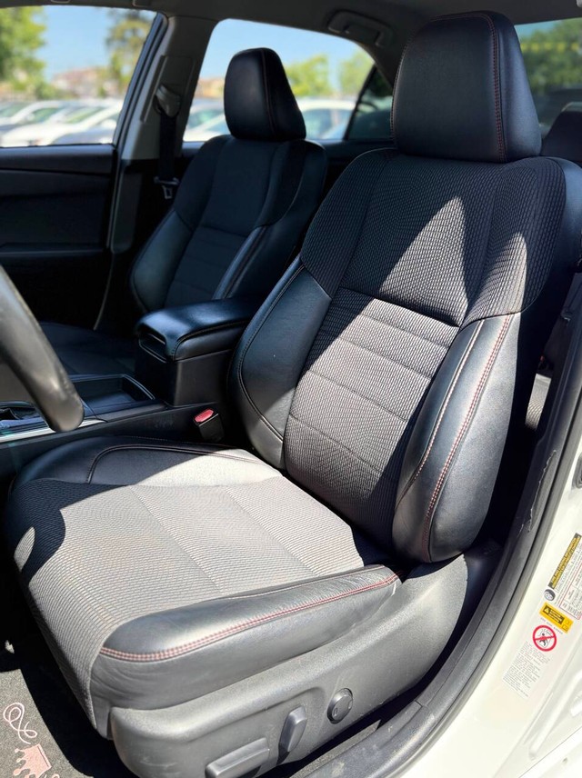 Toyota Camry Vehicle Full-screen Gallery Image 12