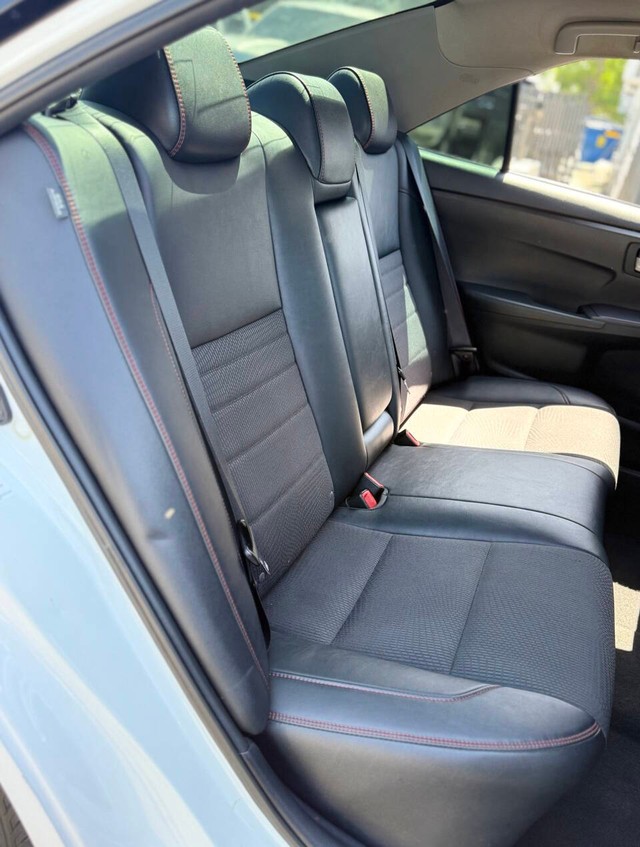 Toyota Camry Vehicle Full-screen Gallery Image 13