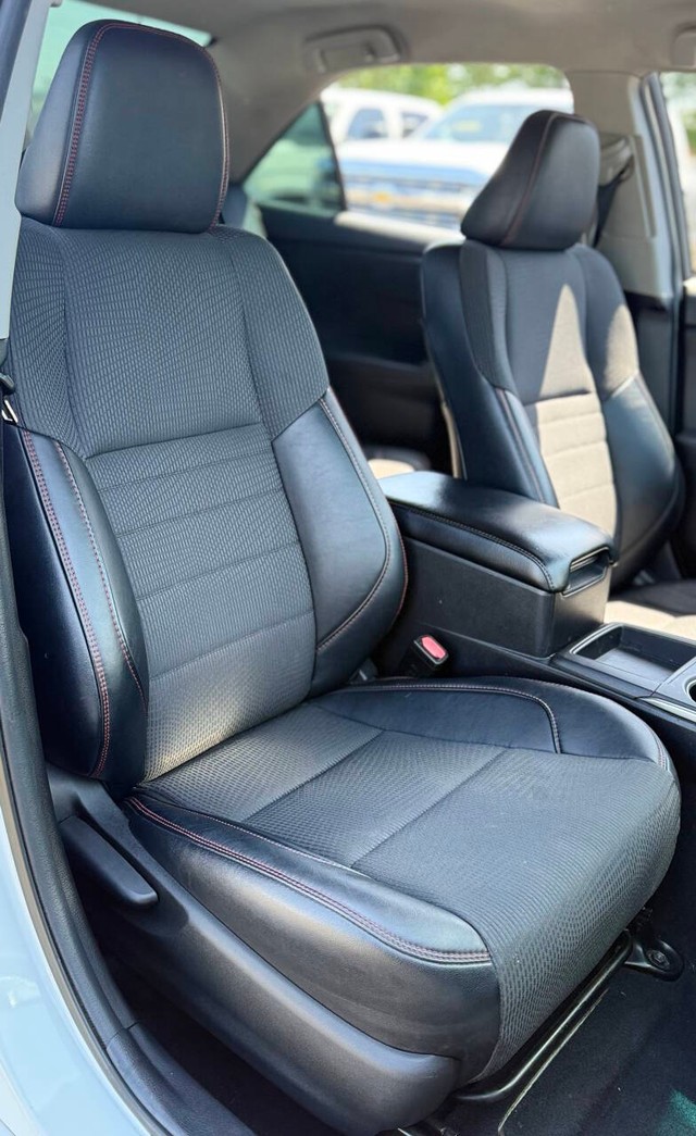 Toyota Camry Vehicle Full-screen Gallery Image 14