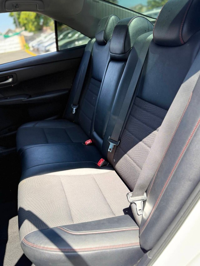 Toyota Camry Vehicle Full-screen Gallery Image 15