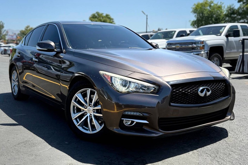 INFINITI Q50 Vehicle Full-screen Gallery Image 03