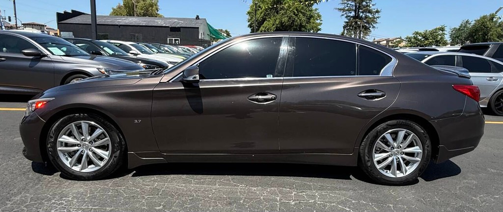 INFINITI Q50 Vehicle Full-screen Gallery Image 04