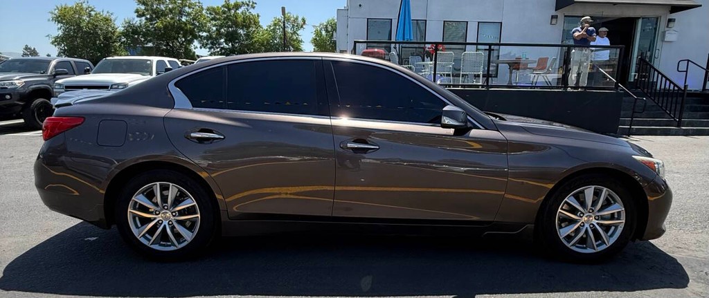 INFINITI Q50 Vehicle Full-screen Gallery Image 05