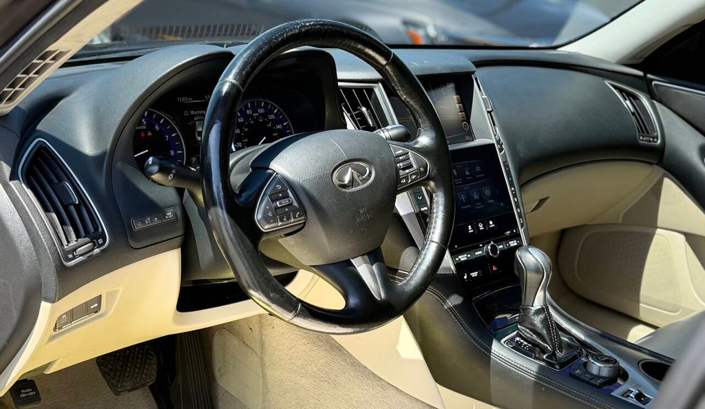 INFINITI Q50 Vehicle Full-screen Gallery Image 09
