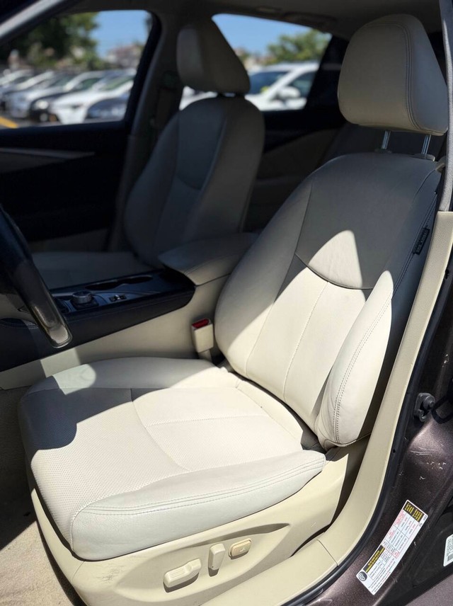 INFINITI Q50 Vehicle Full-screen Gallery Image 12
