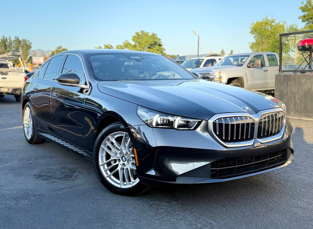BMW 5 Series Vehicle Full-screen Gallery Image 02