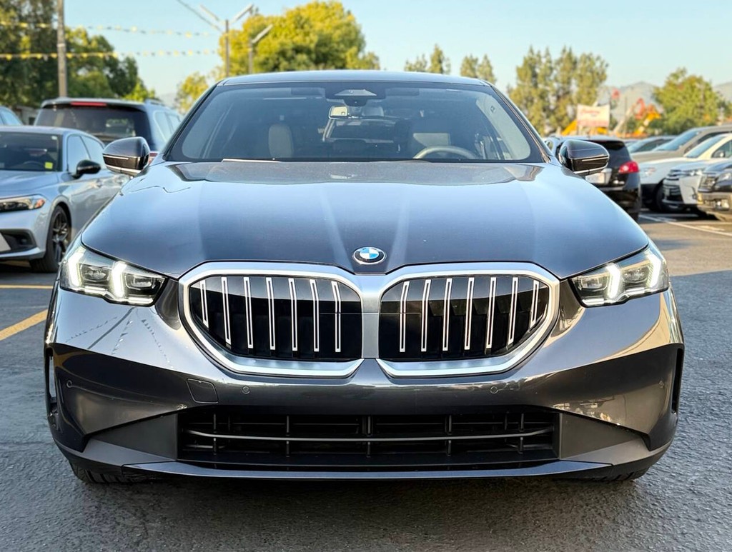 BMW 5 Series Vehicle Full-screen Gallery Image 03