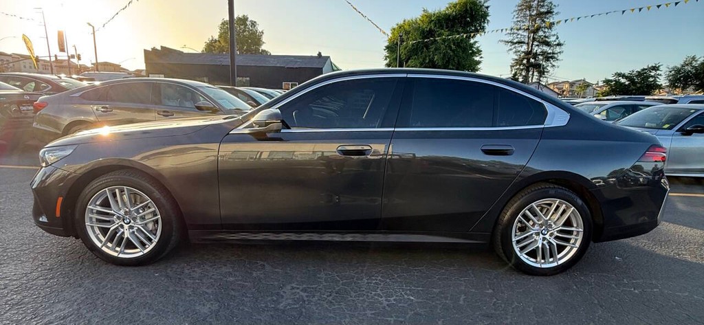 BMW 5 Series Vehicle Full-screen Gallery Image 05