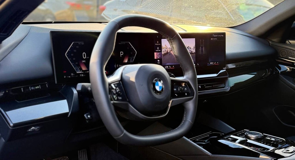 BMW 5 Series Vehicle Full-screen Gallery Image 09