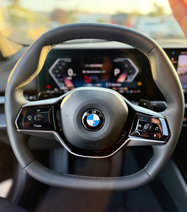 BMW 5 Series Vehicle Full-screen Gallery Image 10