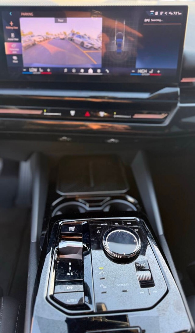 BMW 5 Series Vehicle Full-screen Gallery Image 11