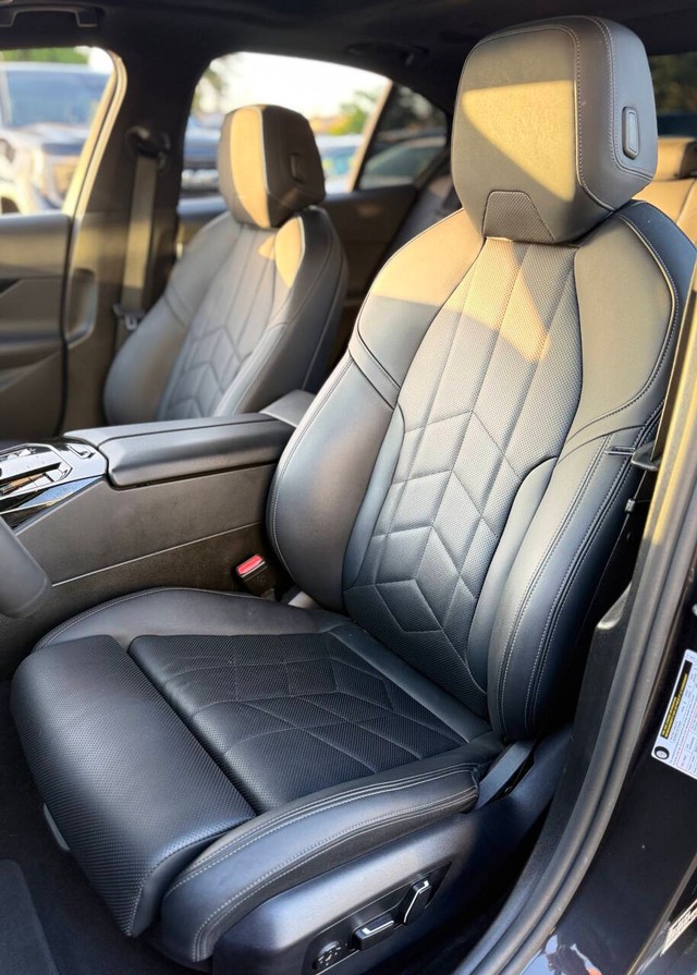 BMW 5 Series Vehicle Full-screen Gallery Image 12