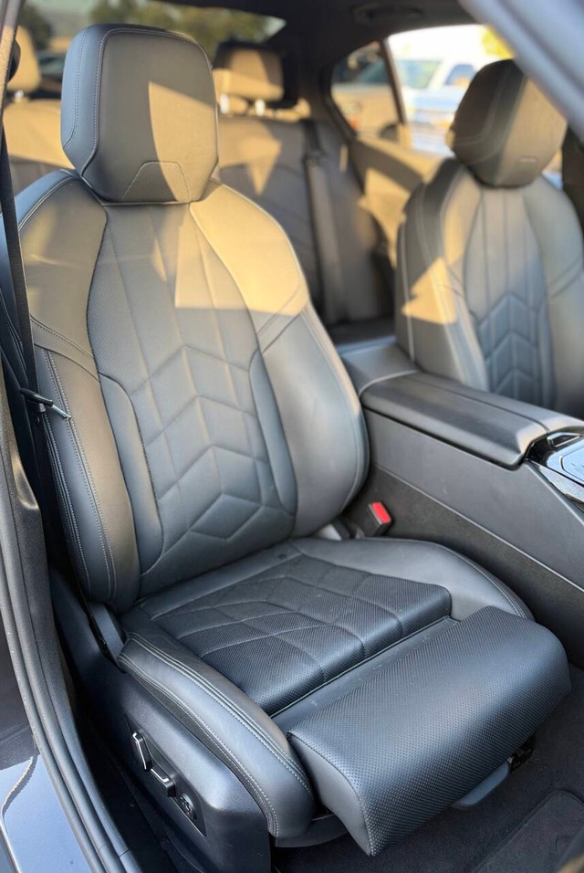 BMW 5 Series Vehicle Full-screen Gallery Image 13