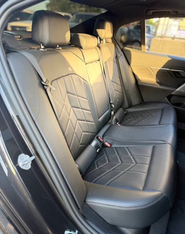 BMW 5 Series Vehicle Full-screen Gallery Image 14