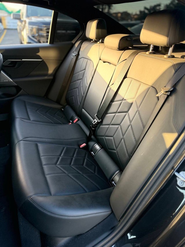 BMW 5 Series Vehicle Full-screen Gallery Image 15