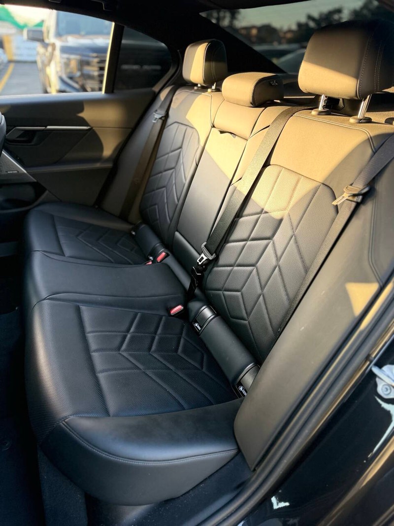 BMW 5 Series Vehicle Full-screen Gallery Image 15