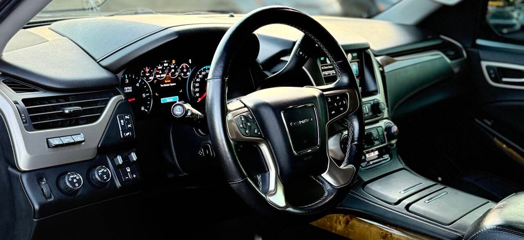 GMC Yukon Vehicle Full-screen Gallery Image 08