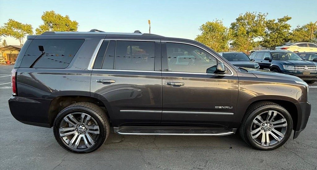 GMC Yukon Vehicle Full-screen Gallery Image 16