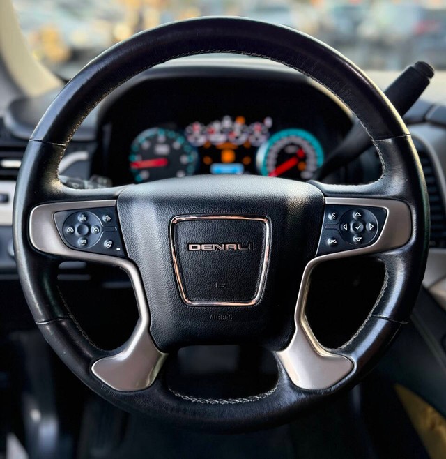 GMC Yukon Vehicle Full-screen Gallery Image 09