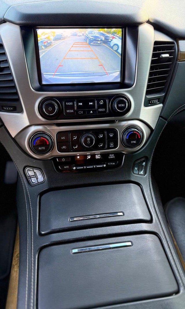 GMC Yukon Vehicle Full-screen Gallery Image 10