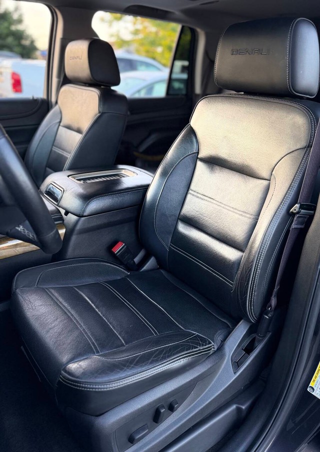 GMC Yukon Vehicle Full-screen Gallery Image 12