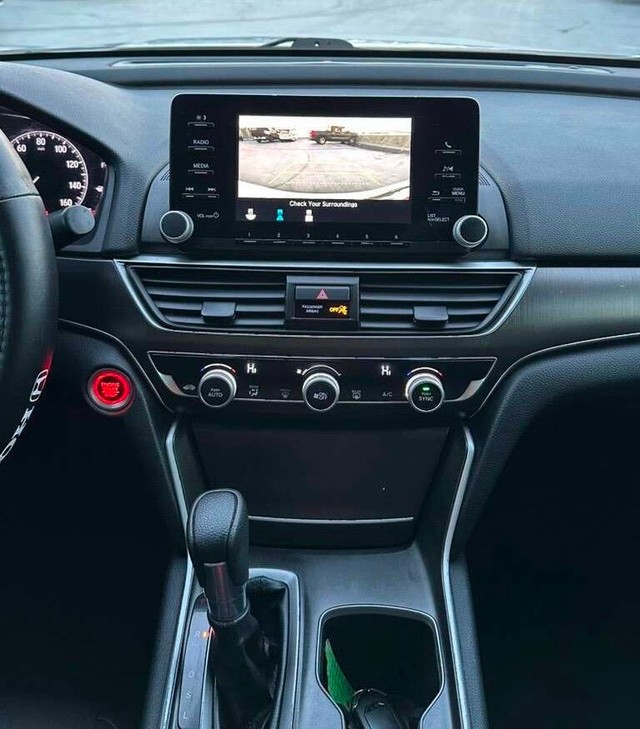Honda Accord Sedan Vehicle Full-screen Gallery Image 10