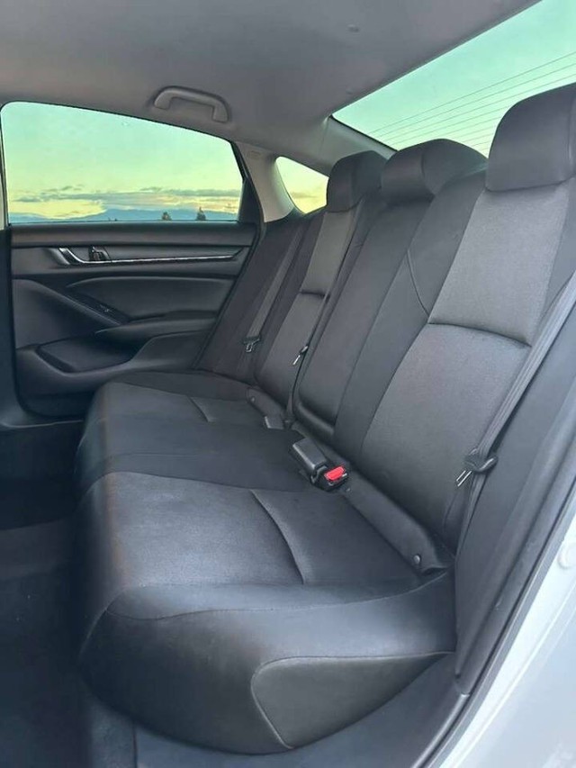 Honda Accord Sedan Vehicle Full-screen Gallery Image 14