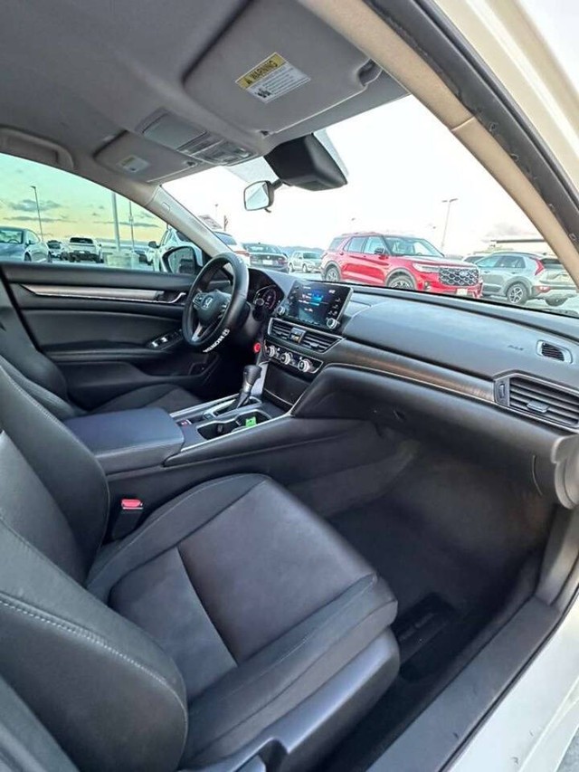 Honda Accord Sedan Vehicle Full-screen Gallery Image 15