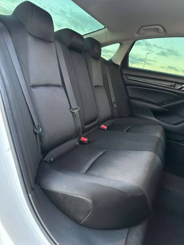 Honda Accord Sedan Vehicle Full-screen Gallery Image 16