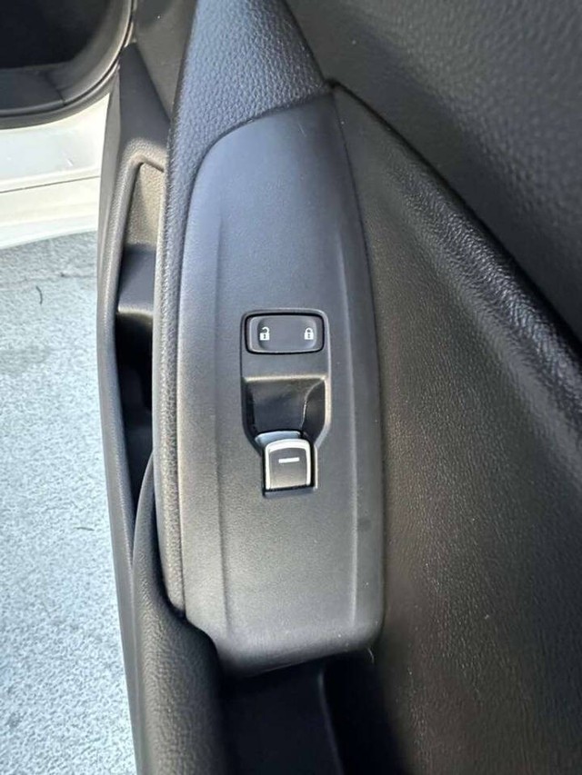 Honda Accord Sedan Vehicle Full-screen Gallery Image 18