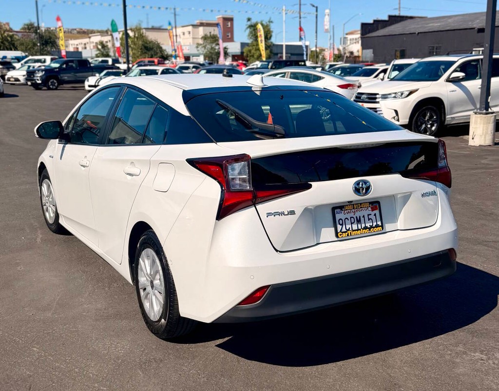 Toyota Prius Vehicle Full-screen Gallery Image 04