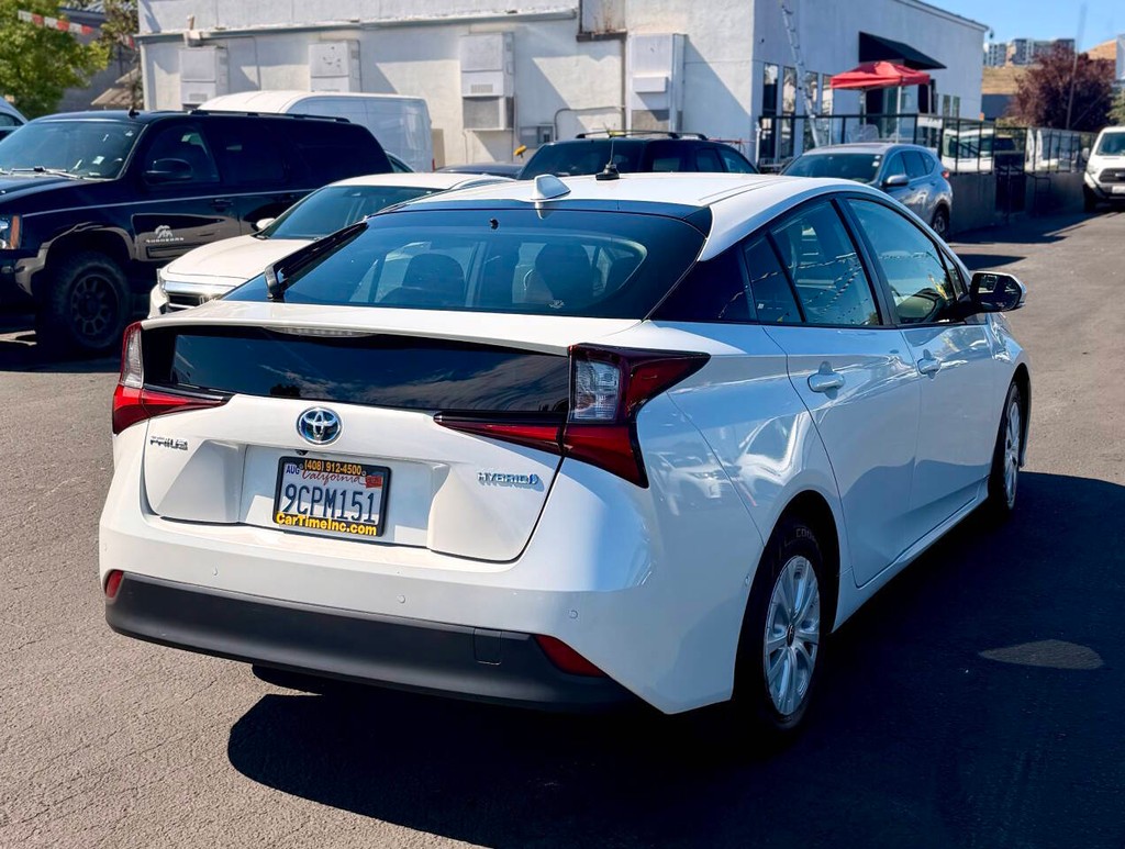 Toyota Prius Vehicle Full-screen Gallery Image 06