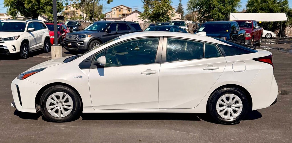 Toyota Prius Vehicle Full-screen Gallery Image 07