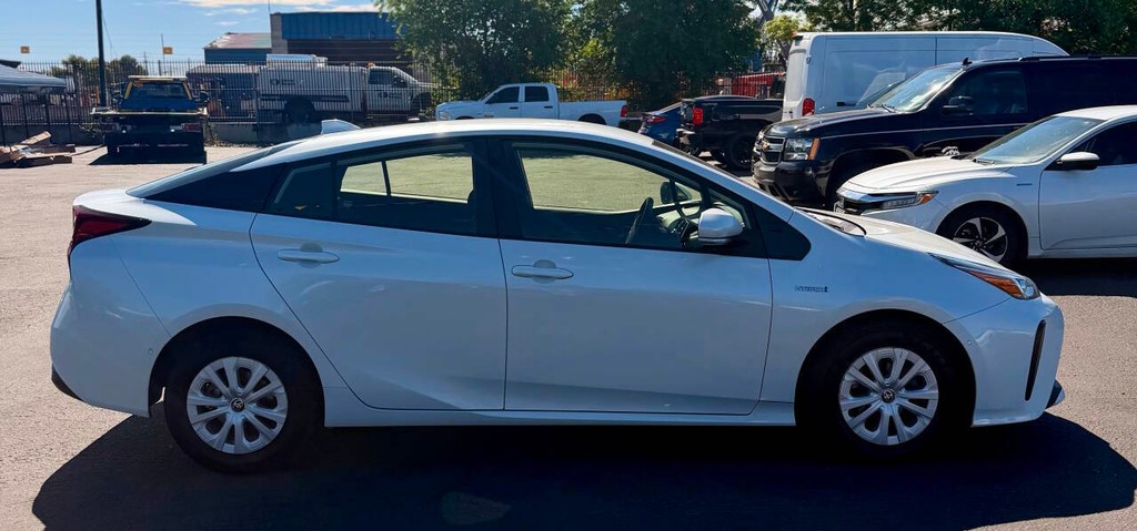 Toyota Prius Vehicle Full-screen Gallery Image 08