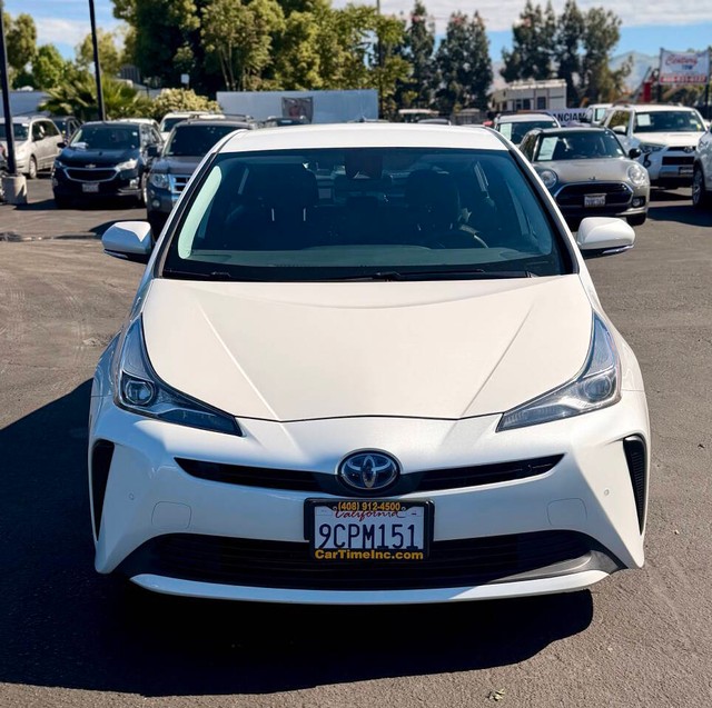 Toyota Prius Vehicle Full-screen Gallery Image 02