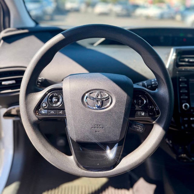 Toyota Prius Vehicle Full-screen Gallery Image 09
