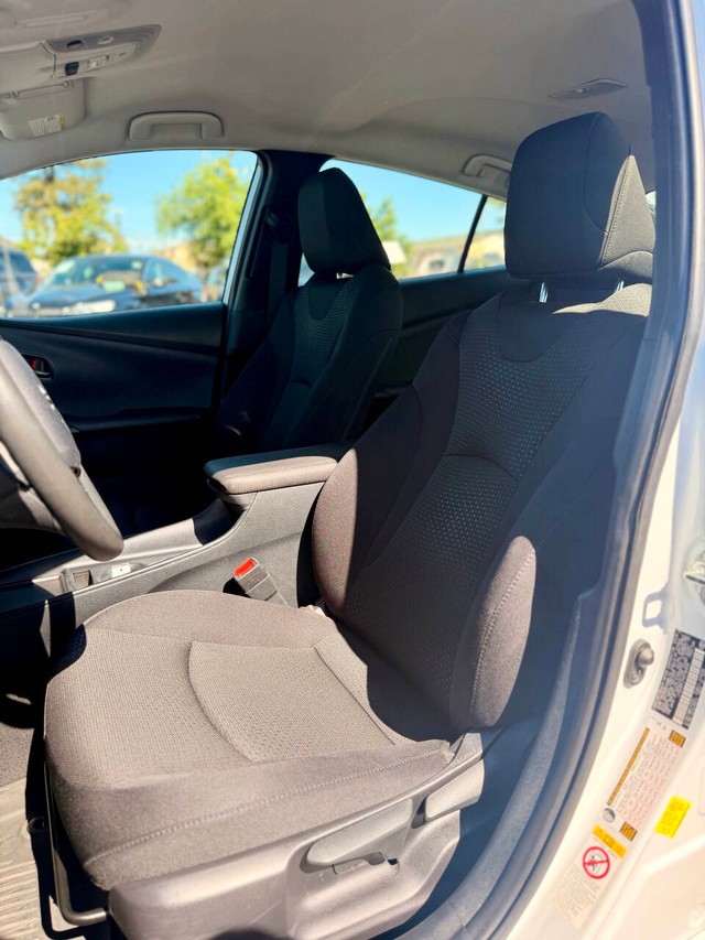 Toyota Prius Vehicle Full-screen Gallery Image 11