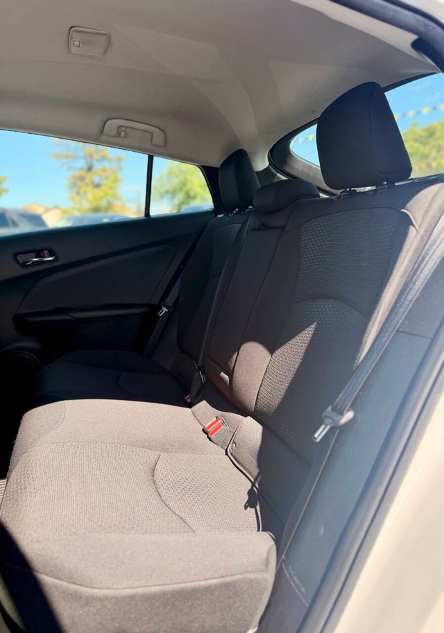 Toyota Prius Vehicle Full-screen Gallery Image 12