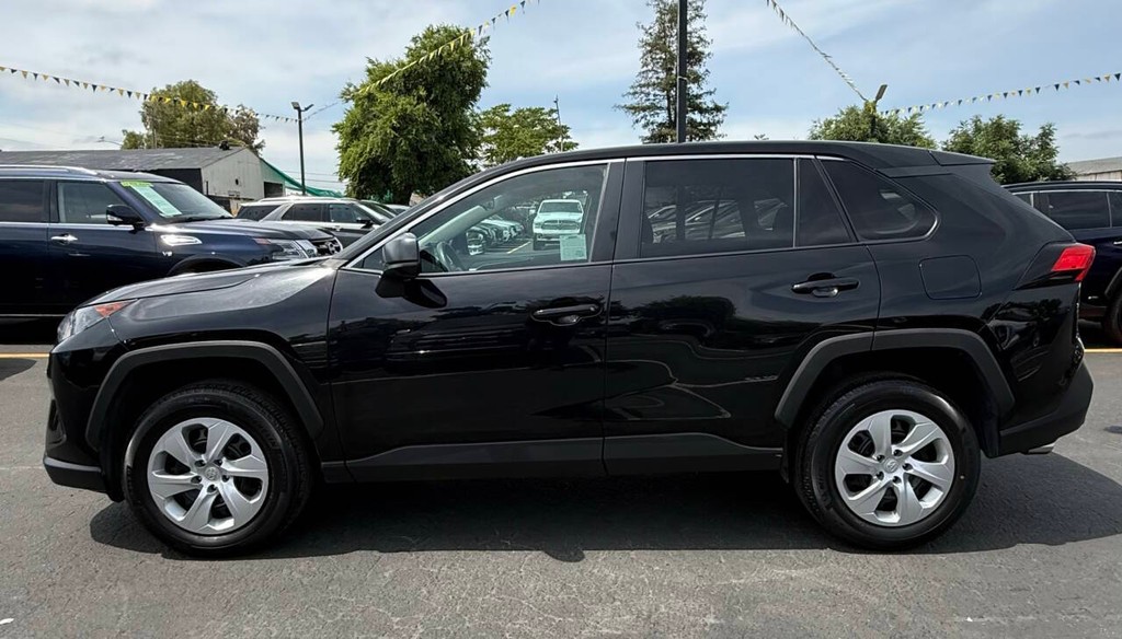 Toyota RAV4 Vehicle Full-screen Gallery Image 04