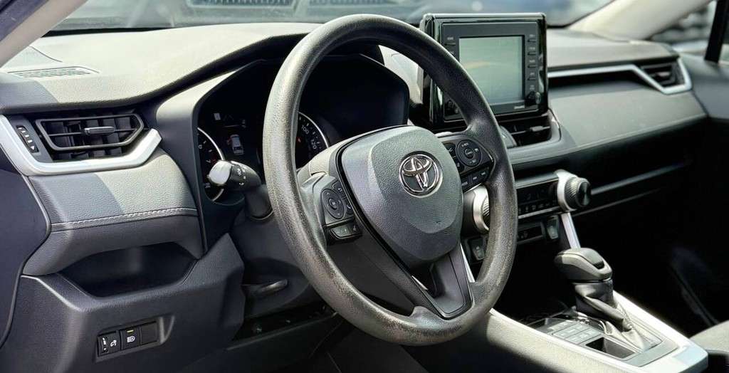 Toyota RAV4 Vehicle Full-screen Gallery Image 09